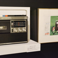 1968年発売のアイワTPR-101は世界初のラジカセ。右は当時の広告