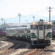 秋田港駅に入線する旅客列車（回送）。