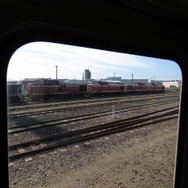 出発直後、貨物列車をけん引するディーゼル機関車の姿が見えた。