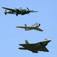 上からP-38、F-86、F-22。2007年のイベント。　(c) Getty Images