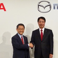 提携を発表した豊田トヨタ社長と小飼マツダ社長（2015年5月）