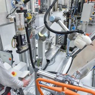 アウディの独工場に導入された人間と協調するロボット「クララ（KLARA）」