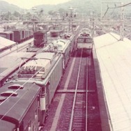 上り貨物列車を引くEF63＋EF63＋EF62（軽井沢駅、1976年7月28日）。