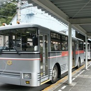 扇沢駅で発車を待つ関電トンネルトロリーバス。車両は最も新しいものでも20年が経過している。