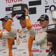 第19戦の表彰式。左から2位の宮田莉朋、優勝の坪井翔、3位の阪口晴南。