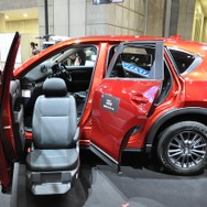 マツダCX-5助手席リフトアップシート車（福祉機器展2017）