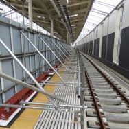 新鎌ヶ谷駅の高架ホーム。当面使用しない上り線側は鉄板で遮られている。