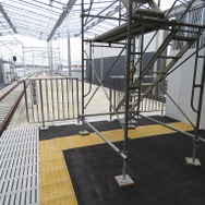 新ホームの京成津田沼方。長さは8両分だが現在の新京成線は6両編成しか運転されておらず、ホーム両端の計2両分は使用しない。このため両端の少し手前に柵を設けている。