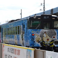 境港駅を出発する境線の列車。車体は「ゲゲゲの鬼太郎」キャラクターで装飾されている。
