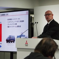 三菱自動車の中期経営計画発表会にて商品戦略を発表したトレバー マンCOO（18日）