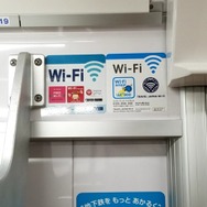 訪日客向けの車内無料Wi-Fiの案内。2020年夏までに東京メトロ全車への導入が完了する。
