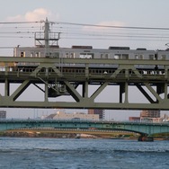 隅田川橋りょうは複線中路カンチレバーワーレントラス。トラス桁の中間に線路が敷かれている。