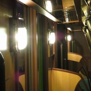 予備灯を点灯した1000系特別仕様車の車内。「銀座線タイムスリップ」のイベント列車で見ることができる。