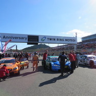 DTMマシン3車も決勝パレードラップに参加。