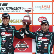 GT300ドライバーズチャンピオンに輝いた谷口信輝と片岡龍也。