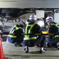 【訓練】火災が発生した台車の車輪が動かないため「搬送トロ」の取り付け作業が行われた。