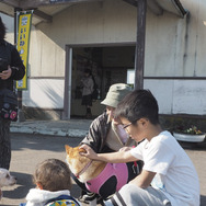 1日1本の列車しか発着しない札沼線の終点・新十津川駅。11月7日に発表された2016年度の線区別収支状況によると、同駅を含む札沼線北海道医療大学以北の輸送密度は、JR北海道のワースト1となっている。新十津川町では、駅長犬に柴犬を迎えてイベントを開催するなど、人を呼び込むための懸命な努力が続けられているが、当別、月形、浦臼、新十津川の沿線4町は、路線維持困難との認識で一致し、バス転換を視野に入れた新たな交通体系のあり方を考える方向で検討を進めていくという報道があった。