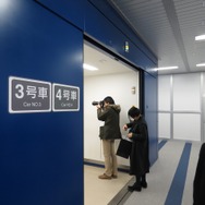 業務用エレベーターの入口のような部分から試験列車に「搭乗」する。