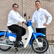 新型スーパーカブ開発責任者・亀水さん（左）と、本田技術研究所 二輪R&Dセンター開発研究員 東さん。