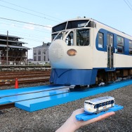 「実物大プラレール」の上で展示される本物の「鉄道ホビートレイン」（奥）と、プラレール車両の「鉄道ホビートレイン」（手前）。11月23日に展示イベントが行われた。
