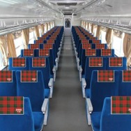 クリスマス仕様のシートカバーを付けた14系客車。2号車の窓にはイルミネーションをイメージしたラッピングも施される。