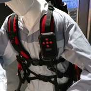 ジェイテクトが産業用アシストスーツのプロトタイプを発表