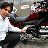 新型ゴールドウイング駆動系開発責任者、藤本靖司さん。
