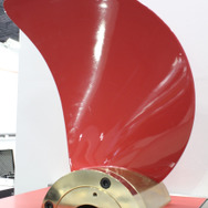三菱ケミカルのブースに展示されていたCFRP製スクリューのカットモデル。