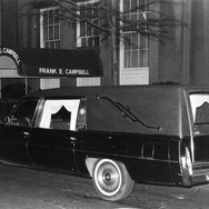 レノンの遺体を運んだ霊柩車（1980年）　(c) Getty Images