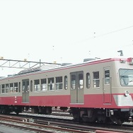 101系は2001年にもイベント企画として「赤電」塗装に変更されたことがある。写真はそのときのもの。