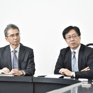 トヨタHV先行開発部の久保馨チーフプロフェッショナルエンジニア（左）とトヨタパワートレーンカンパニーの安部静生常務理事（右）