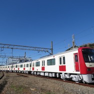 新1000形17次車の第1201編成。製造工程の都合で塗装が完了しておらず、「白い京急電車」が試運転扱いで走行した。