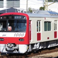 J-TREC横浜事業所を出場して金沢八景駅構内に入る第1201編成。