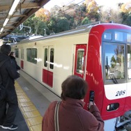 金沢八景駅では「白い京急電車」に驚いた人たちがカメラを向けていた。