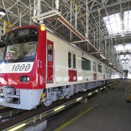 京急ファインテック久里浜事業所に搬入された第1201編成。先頭部は赤白2色の塗装が完了している。