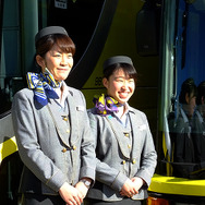 ガイドの吉塚里美さん（向かって左）と金本安奈さん