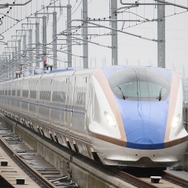 北陸新幹線を走る列車。12月22日から富山～金沢間のトンネル内で携帯電話を使用できるようになる。