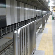 下北沢駅の緩行線ホーム。柵が設置されたが将来的にはホームドアに置き換えられる。