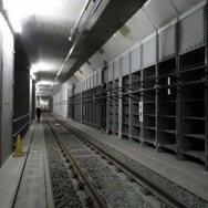 下北沢駅から世田谷代田駅に向けて緩行線トンネルを歩く。開削トンネルのため四角い形状だ。