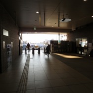 世田谷代田駅の改札内コンコースから改札口を見る。運が良ければ富士山が見えるという。