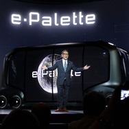 e-パレットをCES 2018で発表する豊田章男社長。
