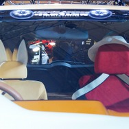 運転席はサーバルちゃんをイメージしたネコミミ付き。助手席にはかばんちゃんの帽子が載る。