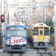 2013年まで運行された初代「L-train」（左）。