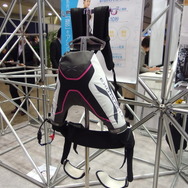 イノフィスの腰補助用マッスルスーツ。会場で複数の代理店からリースされていた人気モデルだ。4年間で3000台以上を出荷したそうだ。（ロボデックス2018）