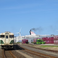 2018年度も運行されることになった秋田港クルーズ列車。写真は貨物駅の秋田港駅で発車を待つ旅客列車。