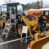 ホイールローダーはバケットを交換すれば除雪車に