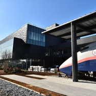 建設中の新館。手前のE1系新幹線電車は3月14日から公開する。