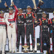 ラリースウェーデンの表彰式。中央右が優勝者ヌービル（中央左はコ・ドライバーのN.ジルソー）。