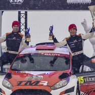 「WRC2」でクラス優勝した勝田貴元（右。左はコ・ドライバーのM.サルミネン）。