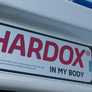 耐摩耗鋼板「HARDOX」の特性をもった製品の証である「HARDOX IN MY BODY」の認定を受けている